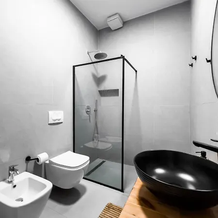 Villa Marlis' Golem (Tirana)